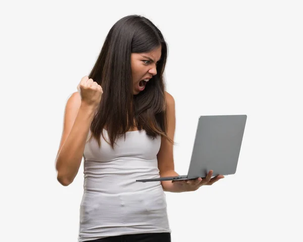 Young Hispanic Woman Using Computer Laptop Annoyed Frustrated Shouting Anger — Stock Photo, Image