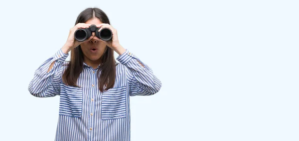 Jovem Hispânica Segurando Binóculos Assustada Choque Com Rosto Surpresa Com — Fotografia de Stock