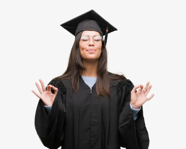 Giovane Donna Ispanica Indossa Cappello Graduato Uniforme Rilassarsi Sorridere Con — Foto Stock