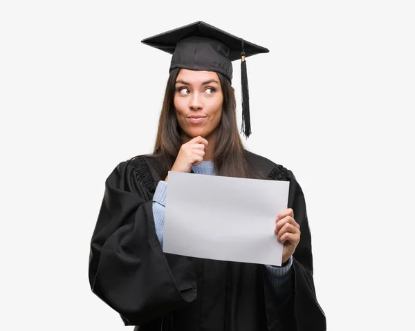 Mujer Hispana Joven Con Uniforme Graduado Sosteniendo Papel Diploma Cara — Foto de Stock