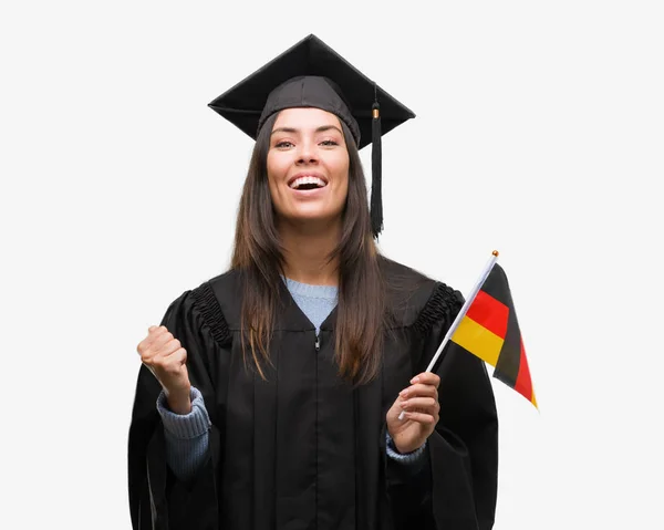 Mujer Hispana Joven Vistiendo Uniforme Graduado Sosteniendo Bandera Alemania Gritando —  Fotos de Stock