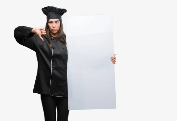 Joven Cocinera Hispana Vistiendo Uniforme Chef Sosteniendo Pancarta Con Cara — Foto de Stock