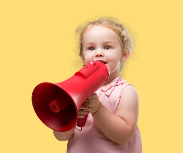 Bella Bionda Bambino Urlando Attraverso Megafono — Foto Stock