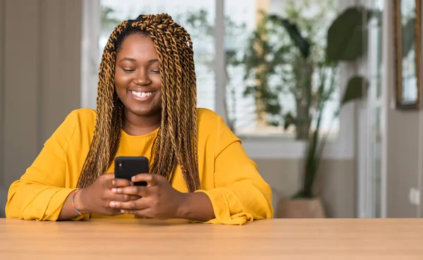 Αφρικανική Αμερικανική Γυναίκα Χρήση Smartphone Ένα Χαρούμενο Πρόσωπο Στέκονται Και — Φωτογραφία Αρχείου