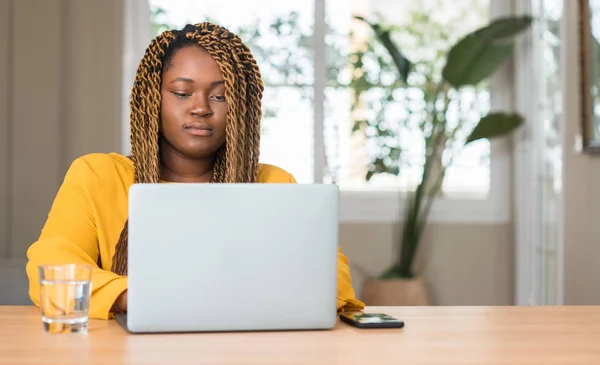 Donna Afroamericana Con Laptop Con Espressione Fiduciosa Sul Viso Intelligente — Foto Stock