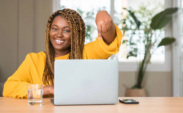 Africano Mulher Americana Com Laptop Muito Feliz Apontando Com Mão — Fotografia de Stock