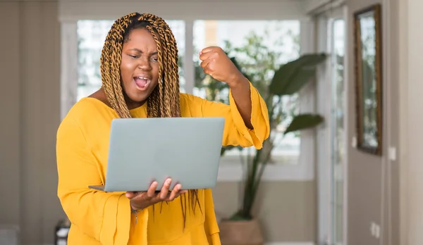 Africano Americano Mulher Com Laptop Irritado Frustrado Gritando Com Raiva — Fotografia de Stock
