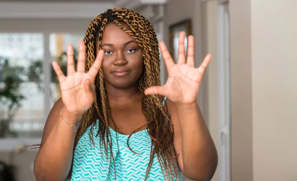 Afrikanisch Amerikanische Frau Hause Zeigt Und Zeigt Mit Fingern Nummer — Stockfoto