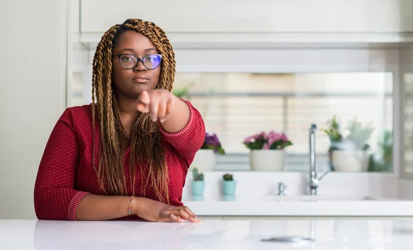 African American Woman Sitter Hemma Pekar Med Fingret Till Kameran — Stockfoto