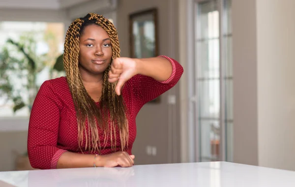 Afrikanisch Amerikanische Frau Sitzt Hause Mit Wütendem Gesicht Negatives Zeichen — Stockfoto