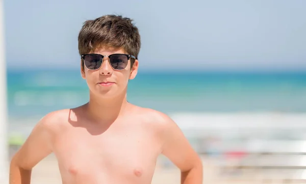 Bambino Vacanza Sulla Spiaggia Con Espressione Fiduciosa Sul Viso Intelligente — Foto Stock