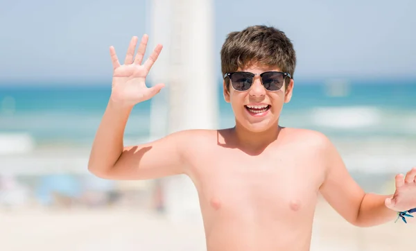 Kleines Kind Urlaub Strand Sehr Glücklich Und Aufgeregt Siegerausdruck Feiert — Stockfoto