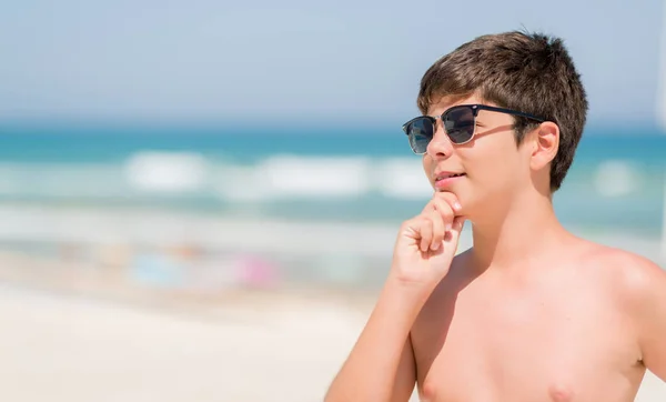 Niño Pequeño Vacaciones Por Playa Cara Seria Pensando Pregunta Idea —  Fotos de Stock