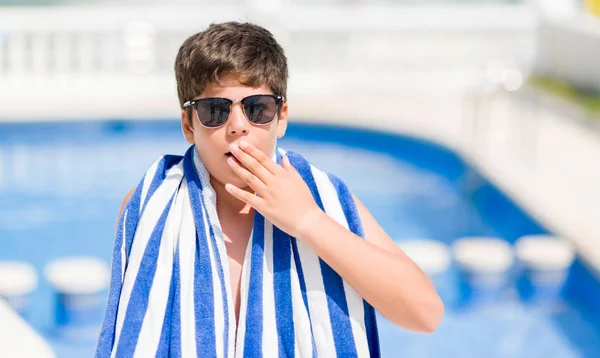 Kleines Kind Urlaub Pool Strand Bedeckt Mund Mit Hand Die — Stockfoto
