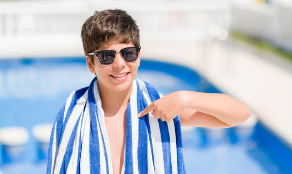 Criança Férias Piscina Junto Praia Com Rosto Surpresa Apontando Dedo — Fotografia de Stock