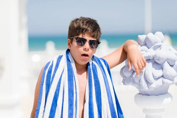 休日の驚き顔 恐怖表現と興奮とショックで怖いビーチで海軍タオルを着て若い子 — ストック写真