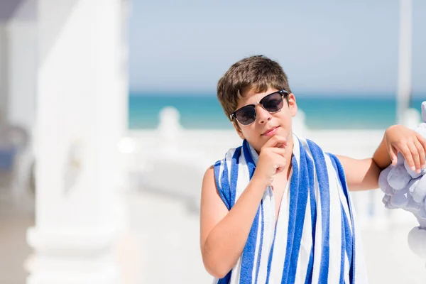 Niño Pequeño Vacaciones Con Una Toalla Marina Junto Playa Cara — Foto de Stock