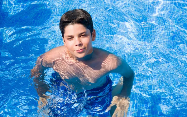 Kleines Kind Urlaub Pool Strand Mit Einem Selbstbewussten Gesichtsausdruck Auf — Stockfoto