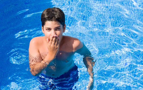 Παιδί Στις Διακοπές Στην Πισίνα Από Στόμα Κάλυψη Παραλία Χέρι — Φωτογραφία Αρχείου