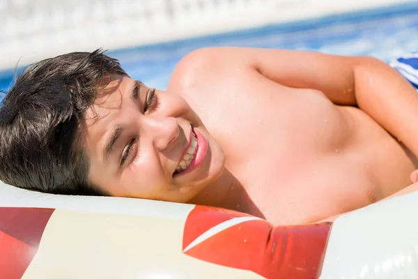 Jong Kind Pad Vakantie Aan Het Zwembad Aan Het Strand — Stockfoto