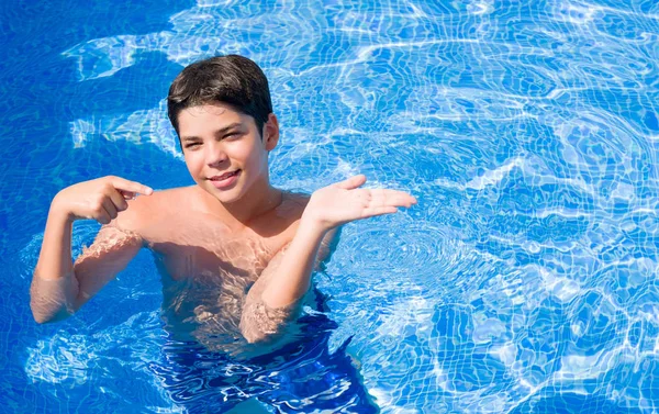 Kleines Kind Urlaub Pool Strand Sehr Glücklich Mit Der Hand — Stockfoto