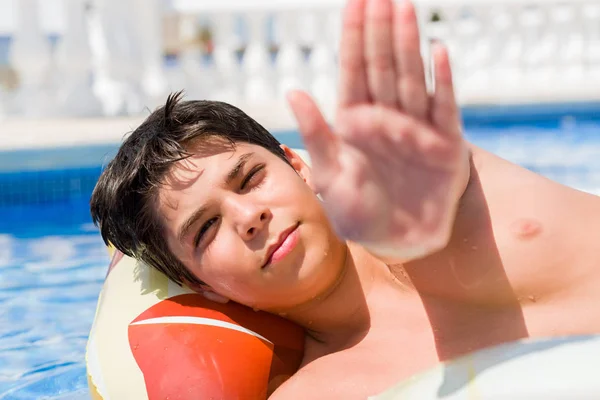 Kleines Kind Urlaub Pool Strand Mit Offener Hand Beim Stoppschild — Stockfoto