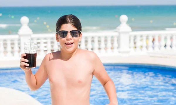 Kleines Kind Das Urlaub Pool Strand Limo Trinkt Erschrocken Mit — Stockfoto