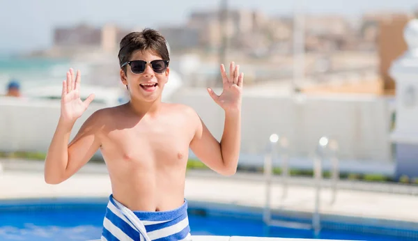 笑顔で叫んで勝利を祝ってと手を上げたビーチ非常に幸せと興奮 受賞式でのスイミング プールで休日に若い子 — ストック写真