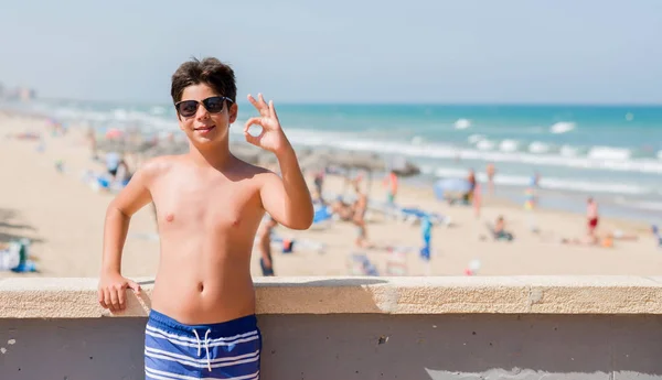 Jeune Enfant Vacances Plage Faisant Signe Avec Les Doigts Excellent — Photo