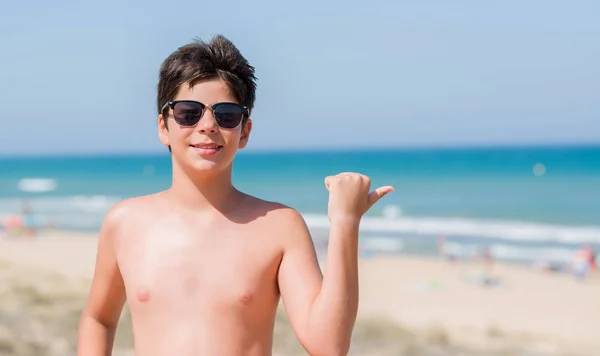 Jong Kind Vakantie Het Strand Aan Wijzen Tonen Met Duim — Stockfoto