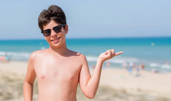 Jong Kind Vakantie Het Strand Erg Blij Met Hand Vinger — Stockfoto