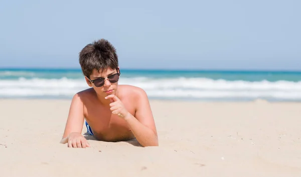 Kleines Kind Urlaub Strand Ernstes Gesicht Über Frage Nachdenkend Sehr — Stockfoto