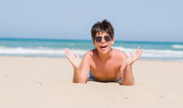 Criança Férias Praia Muito Feliz Animado Expressão Vencedora Celebrando Vitória — Fotografia de Stock