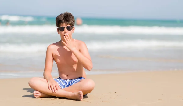Niño Pequeño Vacaciones Playa Cubrir Boca Con Mano Conmocionado Por — Foto de Stock