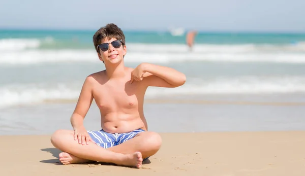 Jong Kind Vakantie Het Strand Met Verrassing Gezicht Wijzende Vinger — Stockfoto