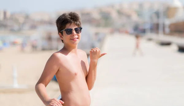 Jong Kind Vakantie Het Strand Aan Wijzen Tonen Met Duim — Stockfoto