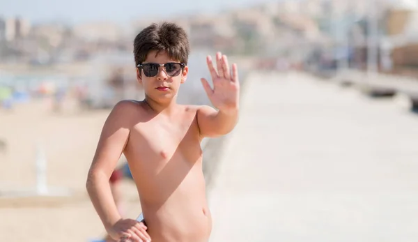 Kleines Kind Urlaub Strand Mit Offener Hand Macht Stoppschild Mit — Stockfoto