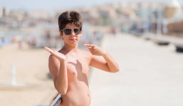 Jong Kind Vakantie Het Strand Erg Blij Met Hand Vinger — Stockfoto