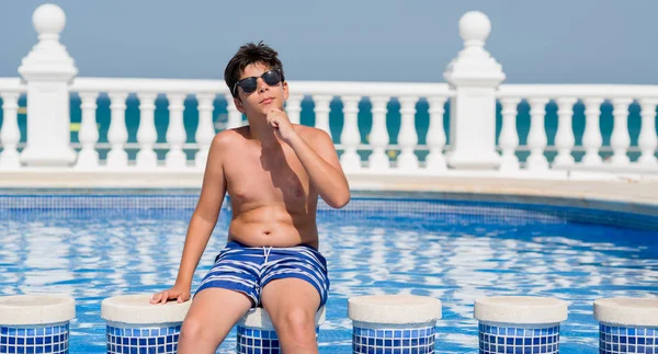 Soru, çok karışık fikir beach ciddi bir yüz düşünerek yüzme havuzunda genç çocuk tatilde