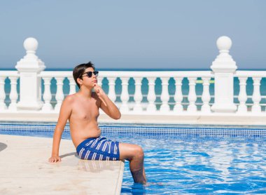 Soru, çok karışık fikir beach ciddi bir yüz düşünerek yüzme havuzunda genç çocuk tatilde