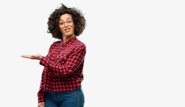 Bir şey boş elinde tutan güzel Arap kadın