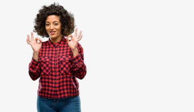 Meditasyon ve gevşeme ifade iki elinle ok işareti jest yapıyor güzel Arap kadın