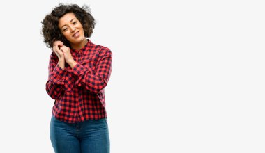 Güzel Arap kadın kendinden emin ve mutlu bir büyük doğal gülümseme gülmek ile