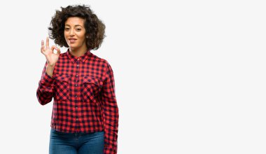 Güzel Arap kadının el ile ok işareti yapması onaylama hareketi