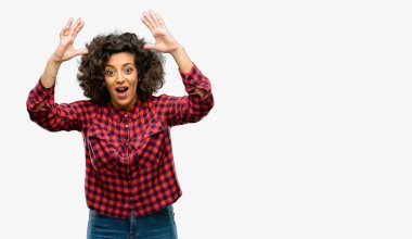 Güzel Arap kadın mutlu ve ifade wow jest tezahürat