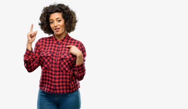 Güzel Arap kadın mutlu ve yukarı dönük ifade wow jest tezahürat