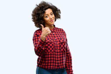 Jest kamera, gibi ifade ve onay için genel olarak gösterilen gülümseyen güzel Arap kadın yaşasın