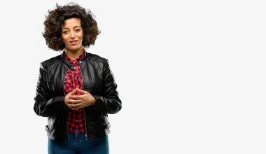 Güzel Arap kadın kendinden emin ve mutlu bir büyük doğal gülümseme gülmek ile