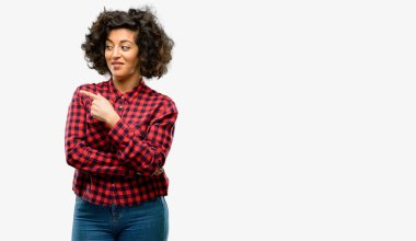 Güzel Arap kadın uzak yan parmak ile işaret