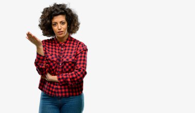 Güzel Arap kadın sinirli ve öfkeli olumsuz duygu, biriyle rahatsız ifade